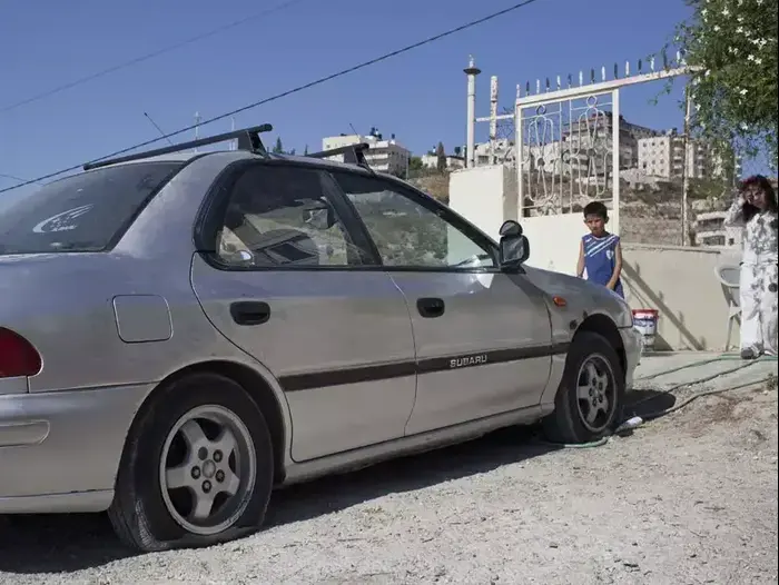 תג מחיר בבית חנינא: פינצ'רו מציגים של 20 רכבים, יוני 2012 (טלי מאייר ) תג מחיר בבית חנינא: פינצ'רו מציגים של 20 רכבים, יוני 2012 (טלי מאייר )