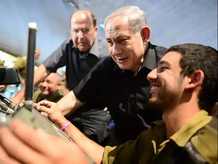 ראש הממשלה בנימין נתניהו ושר הביטחון משה (בוגי)יעלון השתתפו בתרגיל חטיבתי של גולני ברמת הגולן. יוני 2013 (לשכת העיתונות הממשלתית , קובי גדעון לע"מ) ראש הממשלה בנימין נתניהו ושר הביטחון משה (בוגי)יעלון השתתפו בתרגיל חטיבתי של גולני ברמת הגולן. יוני 2013 (לשכת העיתונות הממשלתית , קובי גדעון לע"מ)