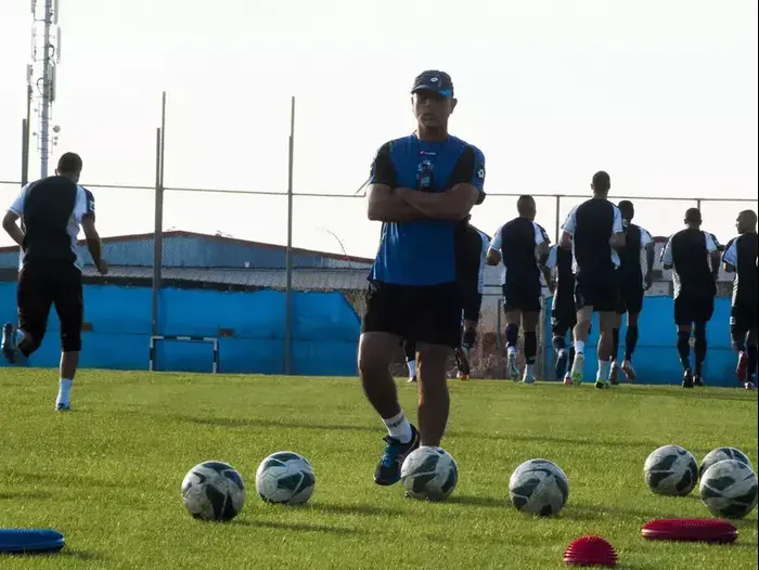 משה סיני מאמן מכבי פתח תקוה (ניב אהרונסון) משה סיני מאמן מכבי פתח תקוה (ניב אהרונסון)