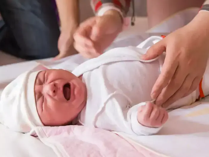 תינוק ניובורן בוכה (ShutterStock) תינוק ניובורן בוכה (ShutterStock)