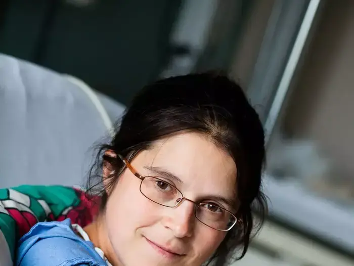אישה אחרי לידה מחזיקה תינוק בבית החולים (ShutterStock)