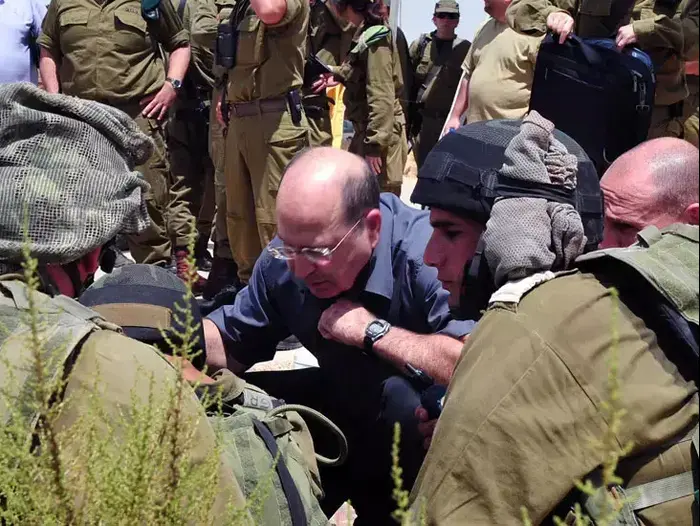 שר הביטחון, משה (בוגי) יעלון, מביקורו בבסיס מל"י, צאלים. יולי 2013 (משרד הביטחון , אריאל חרמוני, תקשורת שר הביטחון) שר הביטחון, משה (בוגי) יעלון, מביקורו בבסיס מל"י, צאלים. יולי 2013 (משרד הביטחון , אריאל חרמוני, תקשורת שר הביטחון)
