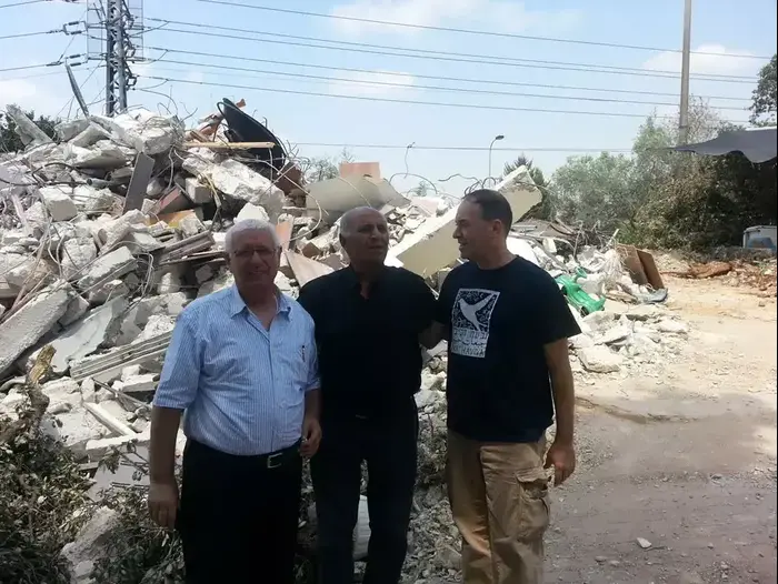 מנהל גבעת חביבה יניב שגיא, סעיד אבו שרקיה ומנהל המרכז היהודי-ערבי לשלום וראש מועצת ברטעה לשעבר, ריאד כבהא, ליד בית אבו שרקיה בוואדי ערה, יולי 2013 (ספק 500 , סאמר עטאמנה, גבעת חביבה)