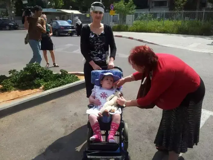 השבת הראשונה של אדל ביטון בביתה מאז שוחררה מבית החולים. יולי 2013 (באדיבות המשפחה) השבת הראשונה של אדל ביטון בביתה מאז שוחררה מבית החולים. יולי 2013 (באדיבות המשפחה)