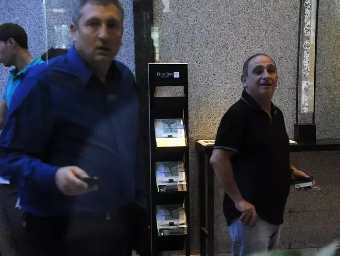 ניר חפץ יושב מנהלת הליגה המיועד עם משה דמאיו (ברני ארדוב) ניר חפץ יושב מנהלת הליגה המיועד עם משה דמאיו (ברני ארדוב)