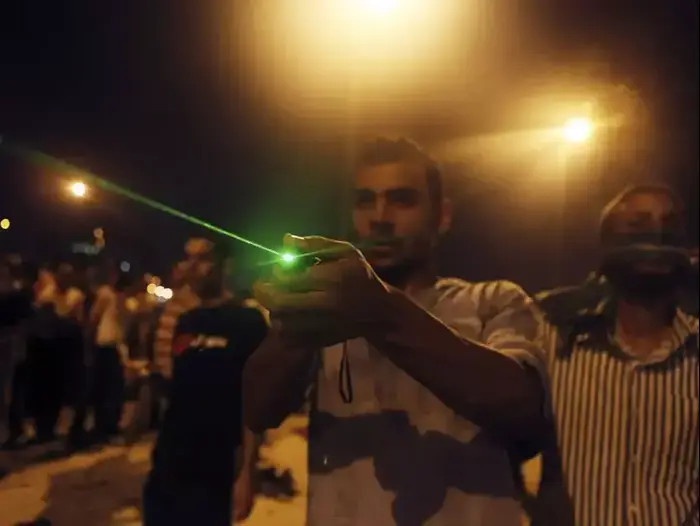 תומכי נשיא מצרים המודח מוחמד מורסי מפגינים בקהיר, 15 ביולי 2013 (AP) תומכי נשיא מצרים המודח מוחמד מורסי מפגינים בקהיר, 15 ביולי 2013 (AP)