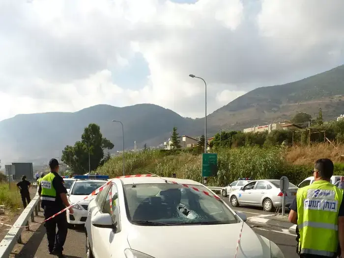 תאונת פגע וברח. סלע שנפל ממשאית פגע ברכב וגרם למותה של אישה כבת 70 בין כפר רמה לכרמיאל. יולי 2013 (ג'יליס) תאונת פגע וברח. סלע שנפל ממשאית פגע ברכב וגרם למותה של אישה כבת 70 בין כפר רמה לכרמיאל. יולי 2013 (ג'יליס)