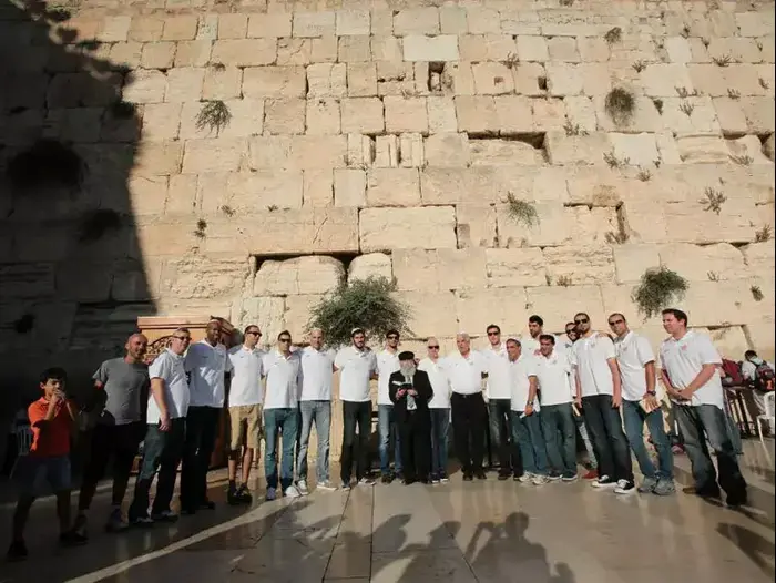 נבחרת ישראל מבקרת בכותל המערבי (איגוד הכדורסל) נבחרת ישראל מבקרת בכותל המערבי (איגוד הכדורסל)