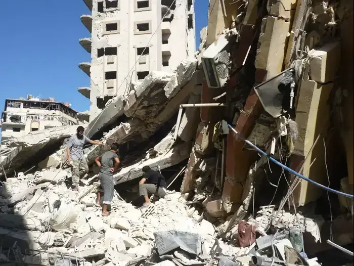 קרבות בין צבא סוריה למורדים בחומס שבסוריה. יולי 2013 (רויטרס) קרבות בין צבא סוריה למורדים בחומס שבסוריה. יולי 2013 (רויטרס)
