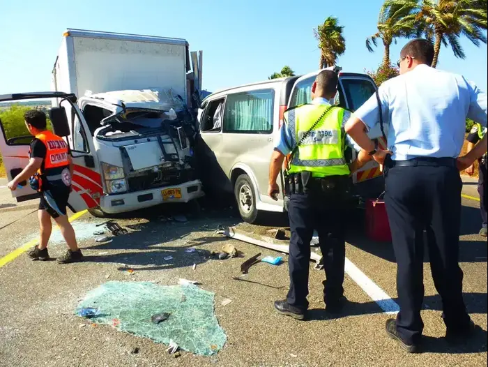 תאונת דרכים קטלנית בצומת מגדל בין רכב הסעות ומשאית. יולי 2013 (ג'יליס) תאונת דרכים קטלנית בצומת מגדל בין רכב הסעות ומשאית. יולי 2013 (ג'יליס)
