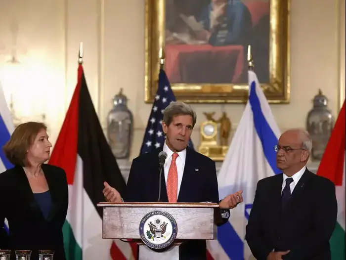 ג'ון קרי ציפי לבני וסעיב עריקאת (AP) ג'ון קרי ציפי לבני וסעיב עריקאת (AP)