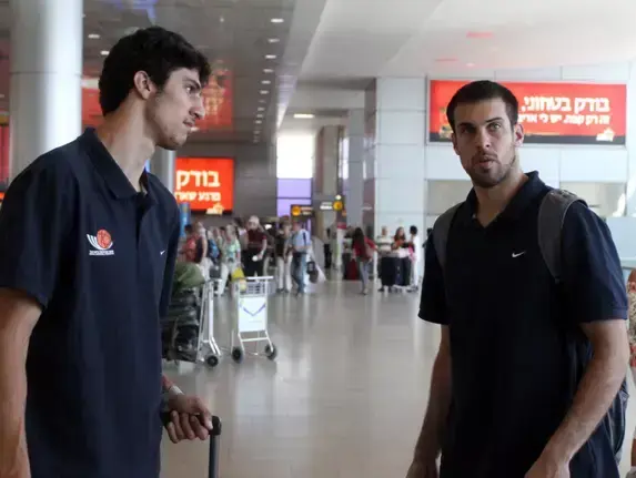יותם הלפרין (ימין), ליאור אליהו שחקני נבחרת ישראל בשדה התעופה (קובי אליהו) יותם הלפרין (ימין), ליאור אליהו שחקני נבחרת ישראל בשדה התעופה (קובי אליהו)