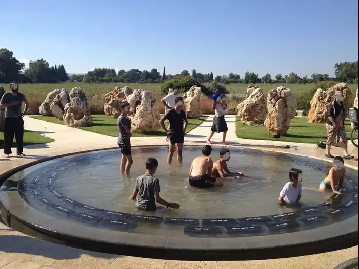 ילדים חרדים נכנסו לבריכת אנדרטת אסון המסוקים, יולי 2013 (מערכת וואלה! NEWS) ילדים חרדים נכנסו לבריכת אנדרטת אסון המסוקים, יולי 2013 (מערכת וואלה! NEWS)