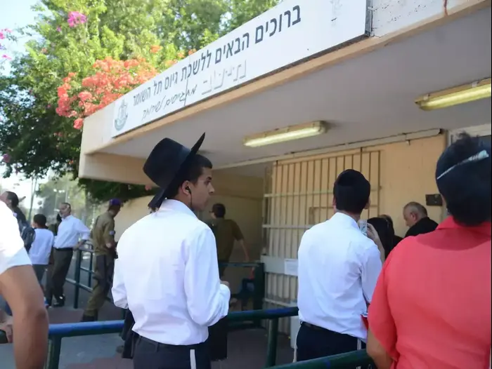 גיוס לנחל החרדי בבקו"ם. אוגוסט 2013 (ניב אהרונסון) גיוס לנחל החרדי בבקו"ם. אוגוסט 2013 (ניב אהרונסון)