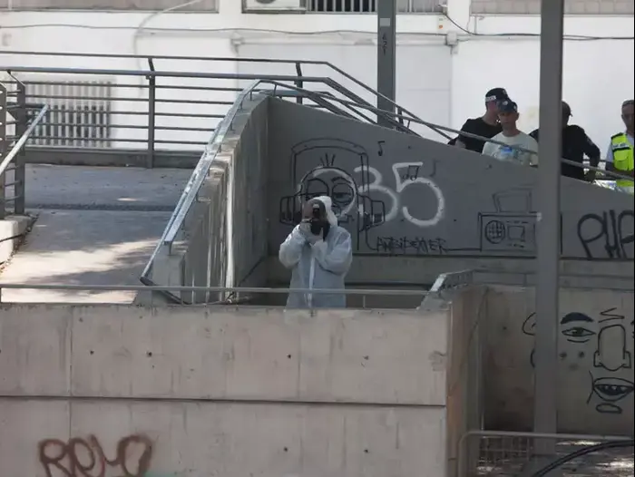גופת אישה מבותרת נמצאה בתוך מזוודה בתל אביב, 3 באוגוסט 2013 (דרור עינב) גופת אישה מבותרת נמצאה בתוך מזוודה בתל אביב, 3 באוגוסט 2013 (דרור עינב)