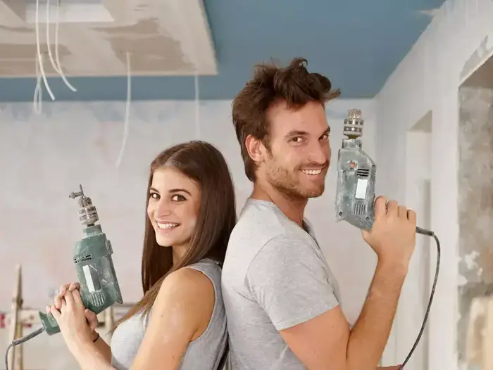 זוג משפץ את הבית (ShutterStock) זוג משפץ את הבית (ShutterStock)