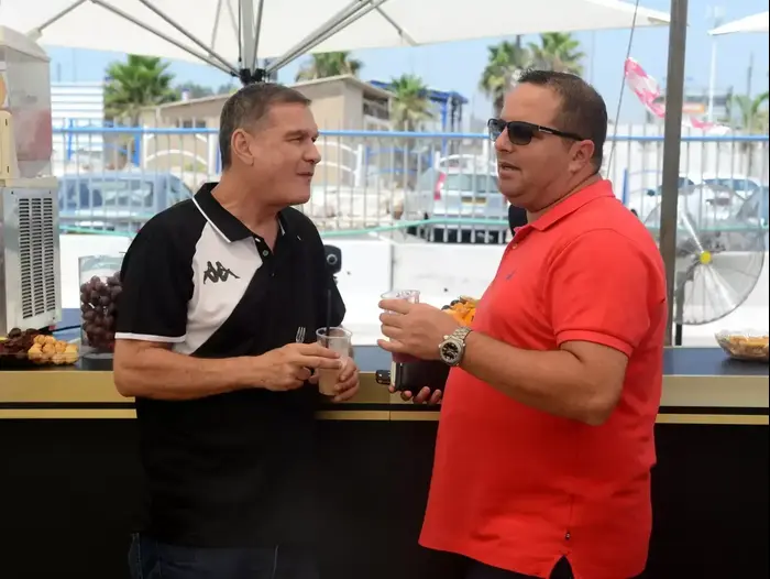 מאמן הפועל תל אביב רן בן שמעון (ימין) עם הבעלים חיים רמון (שמאל) (ניב אהרונסון) מאמן הפועל תל אביב רן בן שמעון (ימין) עם הבעלים חיים רמון (שמאל) (ניב אהרונסון)