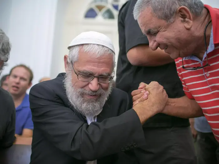 הרב מוטי אלון הורשע הבוקר במעשים מגונים בבית משפט השלום בירושלים, אוגוסט 2013 (נועם מושקוביץ) הרב מוטי אלון הורשע הבוקר במעשים מגונים בבית משפט השלום בירושלים, אוגוסט 2013 (נועם מושקוביץ)