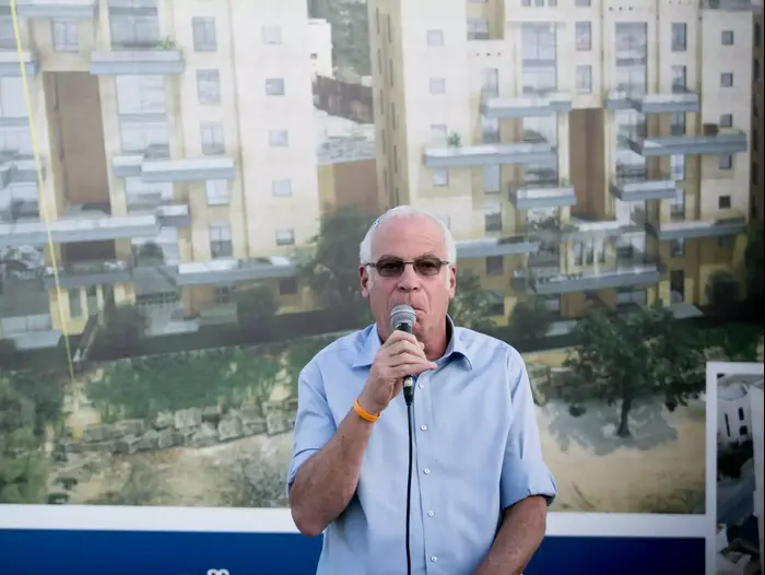 אורי אריאל בהנחת אבן פינה לשכונה חדשה בין ג'בל מוכבר לארמון הנציב. אוגוסט 2013 (נועם מושקוביץ) אורי אריאל בהנחת אבן פינה לשכונה חדשה בין ג'בל מוכבר לארמון הנציב. אוגוסט 2013 (נועם מושקוביץ)