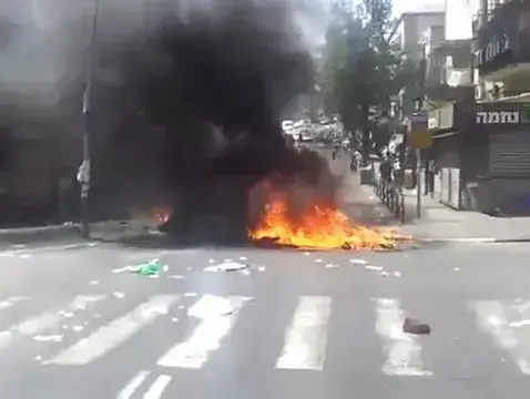 חרדים הציתו פחים במחאה על חילול קברים (חדשות 24) חרדים הציתו פחים במחאה על חילול קברים (חדשות 24)