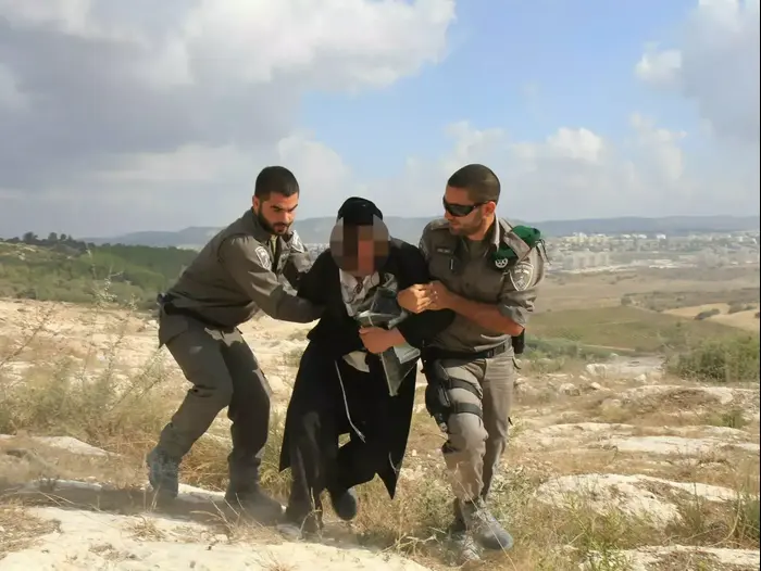 נעצרו חרדים שהתפרעו בעקבות החפירות במתחם גולונבציץ בבית שמש , אוגוסט 2013 (ספק 500 , יעקב לדרמן) נעצרו חרדים שהתפרעו בעקבות החפירות במתחם גולונבציץ בבית שמש , אוגוסט 2013 (ספק 500 , יעקב לדרמן)
