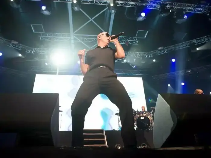 פיטבול בהופעה בהיכל נוקיה (נמרוד סונדרס) פיטבול בהופעה בהיכל נוקיה (נמרוד סונדרס)