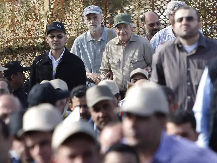 נועם חומסקי מאזין לנאומו של מזכ"ל חיזבאללה חסן נסראללה. לבנון, מאי 2012 (AP) נועם חומסקי מאזין לנאומו של מזכ"ל חיזבאללה חסן נסראללה. לבנון, מאי 2012 (AP)