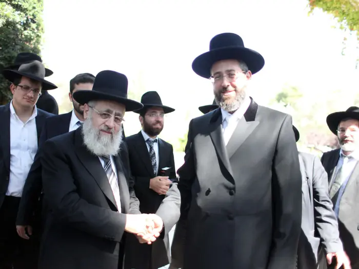 שני הרבנים הראשיים: הרב יצחק יוסף והרב דוד לאו, אוגסט 2013 (יואב דודקביץ') שני הרבנים הראשיים: הרב יצחק יוסף והרב דוד לאו, אוגסט 2013 (יואב דודקביץ')