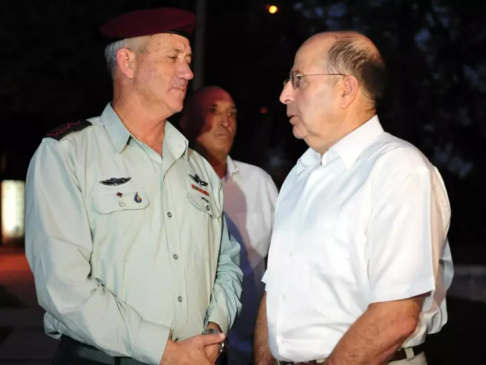 שר הביטחון, משה (בוגי) יעלון, והרמטכ"ל בני גנץ בטקס התייחדות לזכר חללי חטיבת גבעתי, אוגוסט 2013 (משרד הביטחון) שר הביטחון, משה (בוגי) יעלון, והרמטכ"ל בני גנץ בטקס התייחדות לזכר חללי חטיבת גבעתי, אוגוסט 2013 (משרד הביטחון)