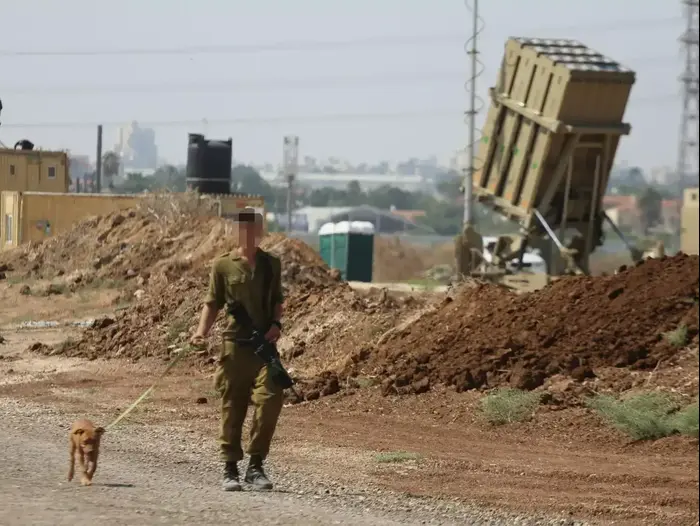כיפת ברזל הוצבה בגוש דן, אוגוסט 2013 (יותם רונן) כיפת ברזל הוצבה בגוש דן, אוגוסט 2013 (יותם רונן)
