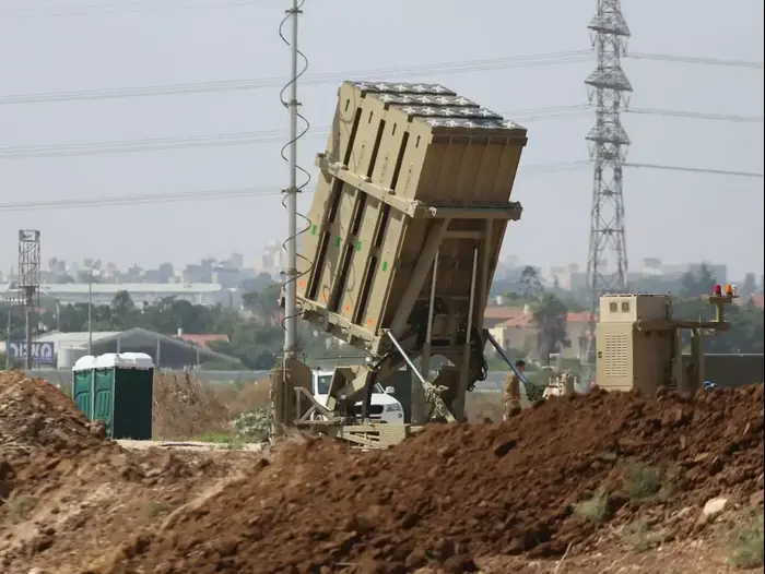 כיפת ברזל הוצבה בגוש דן, אוגוסט 2013 (יותם רונן) כיפת ברזל הוצבה בגוש דן, אוגוסט 2013 (יותם רונן)