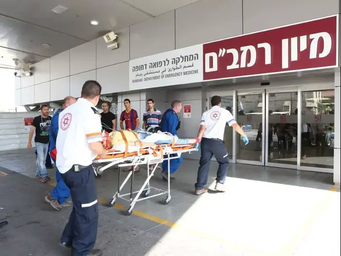 הפצועה מדבורייה מפונה לבה"ח רמב"ם, אוגוסט 2013 (יח"צ , פיוטר פליטר, רמב?ם) הפצועה מדבורייה מפונה לבה"ח רמב"ם, אוגוסט 2013 (יח"צ , פיוטר פליטר, רמב?ם)