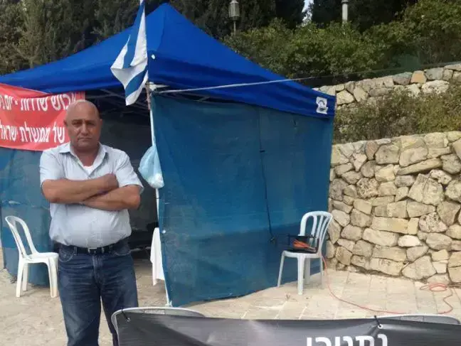 ראש עיריית שדרות דוד בוסקילה מוחה מול מעון ראש הממשלה בירושלים על קיצוץ בתקציב העיר, 5 ביולי 2013 (יח"צ , טל מחי) ראש עיריית שדרות דוד בוסקילה מוחה מול מעון ראש הממשלה בירושלים על קיצוץ בתקציב העיר, 5 ביולי 2013 (יח"צ , טל מחי)