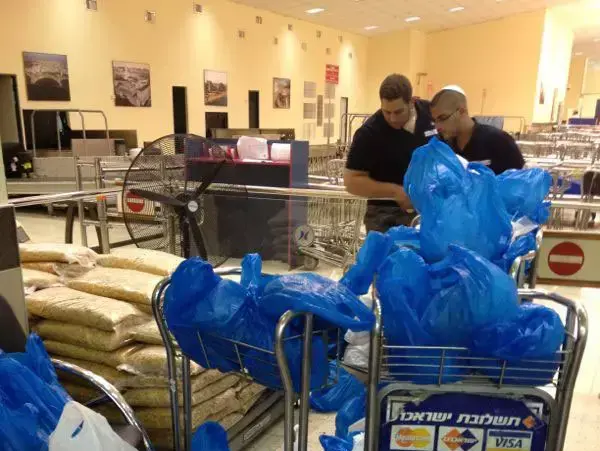 סחורה מוברחת שנמצאה ברכבו של נהג הקונסוליה הצרפתית בירושלים. ספטמבר 2013 (יח"צ , דוברת רשות המסים ודוברות רש"ת) סחורה מוברחת שנמצאה ברכבו של נהג הקונסוליה הצרפתית בירושלים. ספטמבר 2013 (יח"צ , דוברת רשות המסים ודוברות רש"ת)