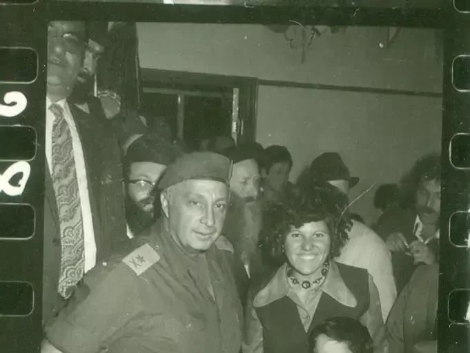 חתונתם של אלי ויהודית גמביאל במהלך מלחמת יום כיפור, ספטמבר 2013 (באדיבות המצולמים) חתונתם של אלי ויהודית גמביאל במהלך מלחמת יום כיפור, ספטמבר 2013 (באדיבות המצולמים)