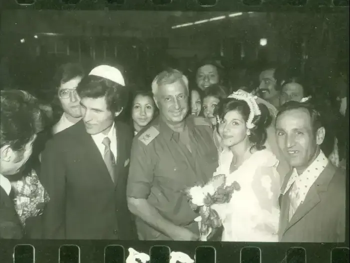 חתונתם של אלי ויהודית גמביאל במהלך מלחמת יום כיפור, ספטמבר 2013 (באדיבות המצולמים) חתונתם של אלי ויהודית גמביאל במהלך מלחמת יום כיפור, ספטמבר 2013 (באדיבות המצולמים)