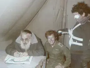 חתונתם של אלי ויהודית גמביאל במהלך מלחמת יום כיפור, ספטמבר 2013 (באדיבות המצולמים) חתונתם של אלי ויהודית גמביאל במהלך מלחמת יום כיפור, ספטמבר 2013 (באדיבות המצולמים)