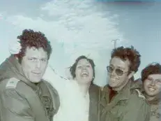 חתונתם של אלי ויהודית גמביאל במהלך מלחמת יום כיפור, ספטמבר 2013 (באדיבות המצולמים) חתונתם של אלי ויהודית גמביאל במהלך מלחמת יום כיפור, ספטמבר 2013 (באדיבות המצולמים)