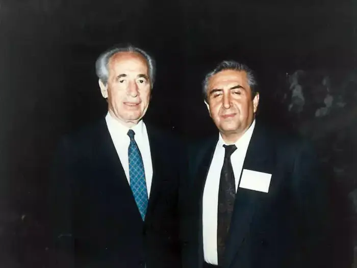 איש העסקים כרמל לוי עם נשיא המדינה שמעון פרס (באדיבות המצולמים) איש העסקים כרמל לוי עם נשיא המדינה שמעון פרס (באדיבות המצולמים)