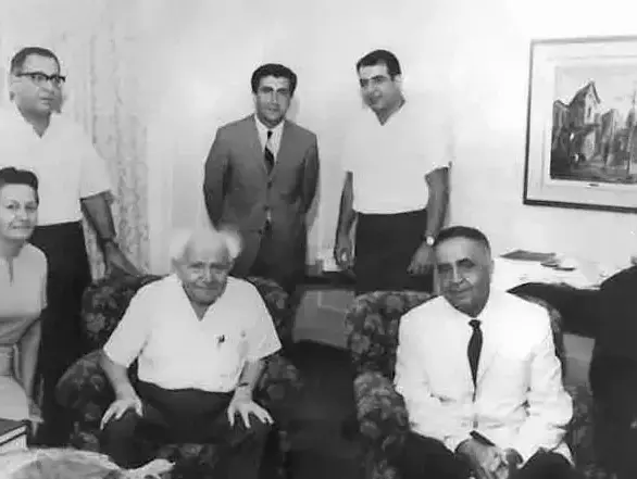 איש העסקים כרמל לוי ובני משפחתו עם ראש הממשלה דוד בן גוריון (באדיבות המצולמים) איש העסקים כרמל לוי ובני משפחתו עם ראש הממשלה דוד בן גוריון (באדיבות המצולמים)