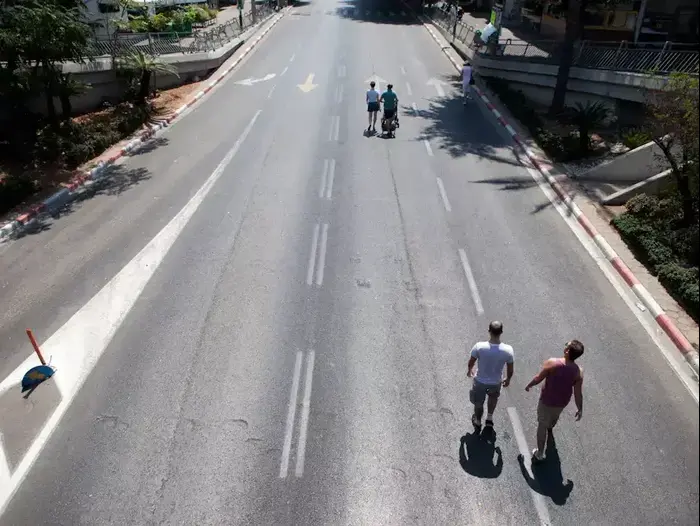 מטיילים ברחובות תל אביב ביום הכיפורים 14 בספטמבר 2013 (דרור עינב) מטיילים ברחובות תל אביב ביום הכיפורים 14 בספטמבר 2013 (דרור עינב)
