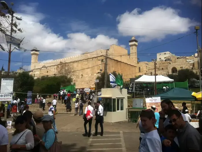 חגיגות חול המועד סוכות במערת המכפלה בחברון, ב-23 בספטמבר 2013 (עומר מירון) חגיגות חול המועד סוכות במערת המכפלה בחברון, ב-23 בספטמבר 2013 (עומר מירון)