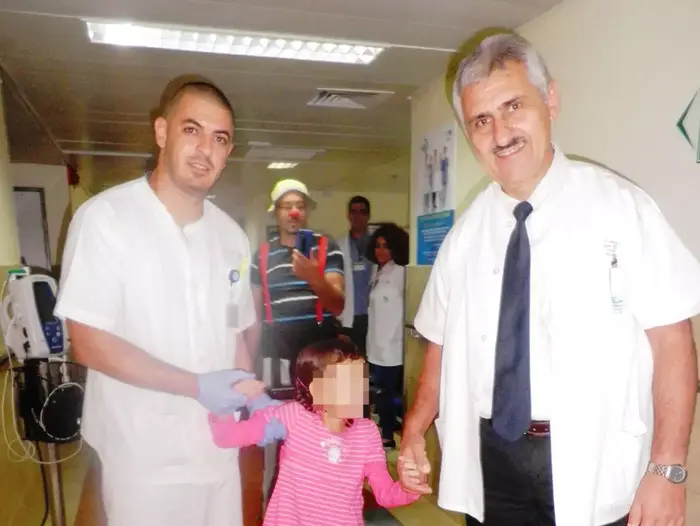ילדה סורית בת 8 שרגליה התרסקו בפיצוץ במהלך מלחמת האזרחים בסוריה צעדה לראשונה היום לאחר חודשיים של ניתוחים מורכבים. המרכז הרפואי זיו, צפת. (יח"צ , חנה ביקל) ילדה סורית בת 8 שרגליה התרסקו בפיצוץ במהלך מלחמת האזרחים בסוריה צעדה לראשונה היום לאחר חודשיים של ניתוחים מורכבים. המרכז הרפואי זיו, צפת. (יח"צ , חנה ביקל)