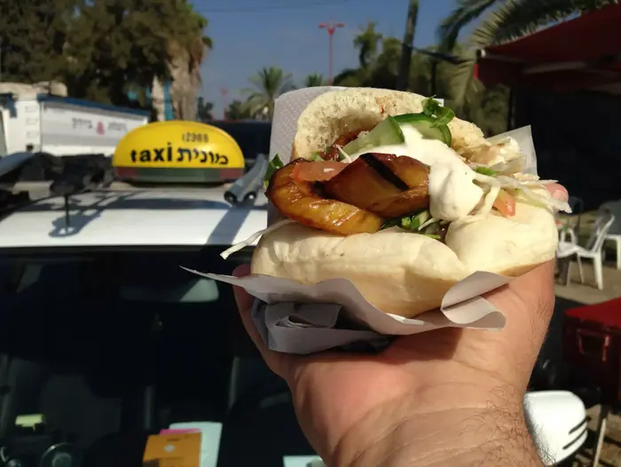 המונה טועם עגלקטיקוס סביח יהוד (יח"צ , קובי רובין) המונה טועם עגלקטיקוס סביח יהוד (יח"צ , קובי רובין)
