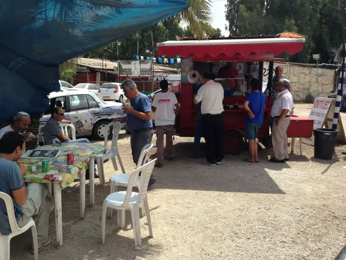 המונה טועם עגלקטיקוס סביח יהוד (יח"צ , קובי רובין) המונה טועם עגלקטיקוס סביח יהוד (יח"צ , קובי רובין)