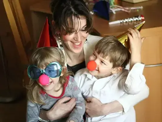 קרינה בריל ושני ילדיה אותם רצחה (אתר רשמי , מתוך עמוד הפייסבוק) קרינה בריל ושני ילדיה אותם רצחה (אתר רשמי , מתוך עמוד הפייסבוק)