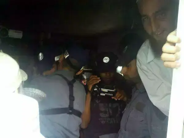 עימותים בין מתנחלים לשוטרים בביתו של בועז אלברט, פעיל הימין שמפר צו הרחקה מיו"ש, 24 בספטמבר 2013 (יח"צ , אלחנן גרונר, הקול היהודי) עימותים בין מתנחלים לשוטרים בביתו של בועז אלברט, פעיל הימין שמפר צו הרחקה מיו"ש, 24 בספטמבר 2013 (יח"צ , אלחנן גרונר, הקול היהודי)