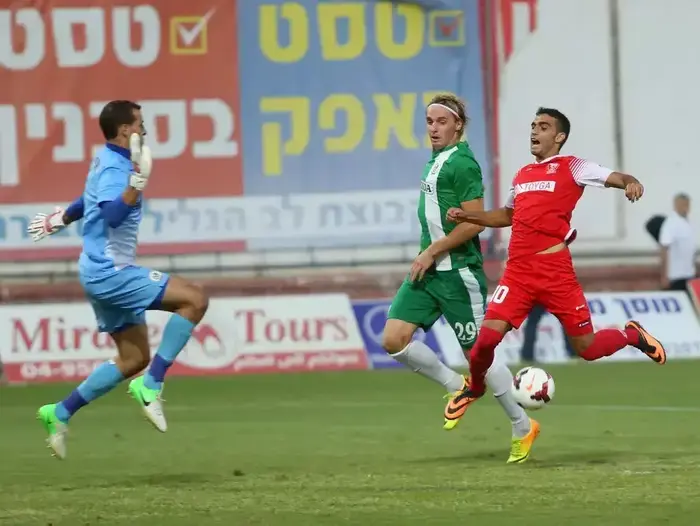 מוחמד כליבאת שחקן בני סכנין נופל מול אנדריי פיליאבסקי, בויאן שראנוב מכבי חיפה (קובי אליהו) מוחמד כליבאת שחקן בני סכנין נופל מול אנדריי פיליאבסקי, בויאן שראנוב מכבי חיפה (קובי אליהו)