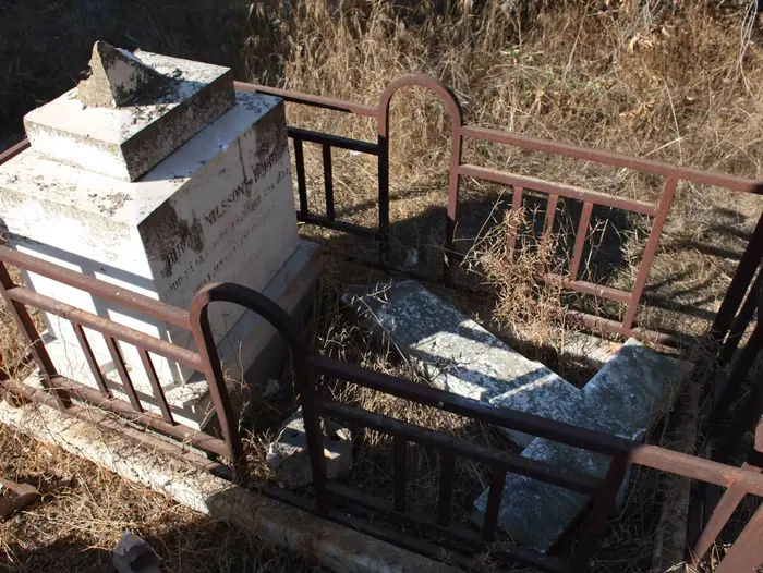 השחתת קברים בבית הקברות הנוצרי יווני בירושלים (יואב דודקביץ') השחתת קברים בבית הקברות הנוצרי יווני בירושלים (יואב דודקביץ')