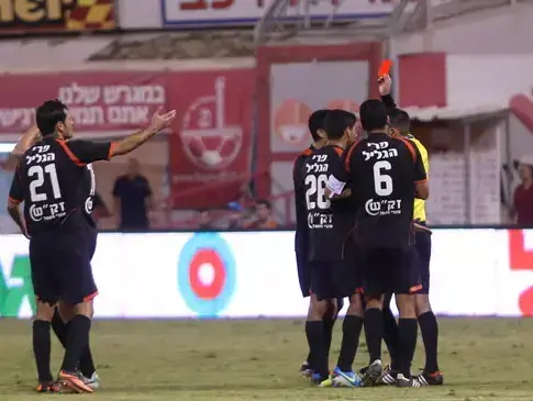 השופט רועי ריינשרייבר שולף כרטיס אדום לשחקן בני יהודה קסטוטיס איבשקביצ'יוס (קובי אליהו)